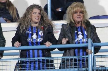 A sinistra la figlia e la moglie del presidente Battini; a destra i due tecnici si sbracciano davanti alle panchine durante la gara allArena 