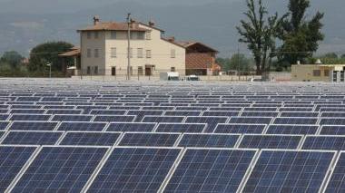A sinistra pannelli fotovoltaici a destra l’assessore provinciale Stefano Arrighini