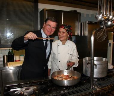 Sopra Michele Marcucci dellenoteca omonima in centro storico a Pietrasanta 