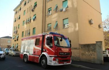 I vigili del fuoco in via Bengasi davanti al palazzo dove abitava la vittima         