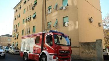 I vigili del fuoco in via Bengasi davanti al palazzo dove abitava la vittima