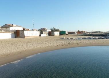 Stabilimenti balneari a Marina chiusi in attesa della stagione estiva 