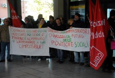 Un momento della protesta sotto il Comune    
