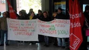 Un momento della protesta sotto il Comune