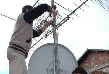 <b>SUI TETTI.</b> Un antennista al lavoro per il passaggio al digitale 