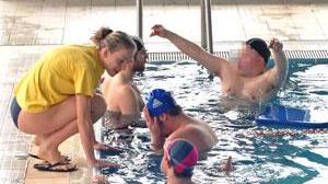 Niente istruttore di nuoto per i bambini con problemi