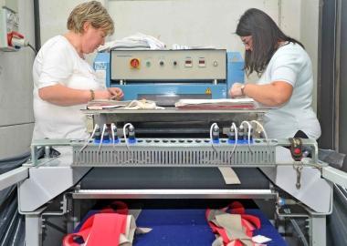 Donne al lavoro in una ditta tessile 