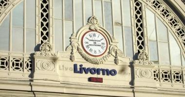Lorologio sulla facciata ancora in restauro 