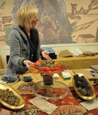 Uno stand alla Mostra mercato nazionale del tartufo di San Miniato  