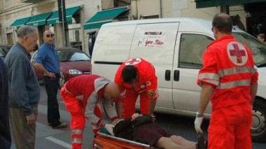 <b>SOCCORSA.</b> Da un’ambulanza