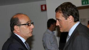 <b>ADDIO APT. </b>A sinistra Francesco Tapinassi, a destra il presidente della Provincia Leonardo Marras