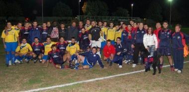 <b>TUTTI IN POSA.</b> Le due formazioni schierate in mezzo al campo 
