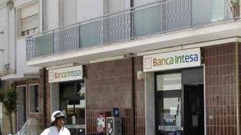 Lo sportello di Banca Intesa al mercato di piazza Cavour
