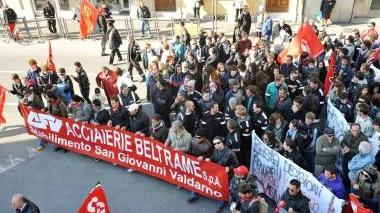 Gli operai della ferriera Beltrame di San Giovanni Valdarno che hanno sfilato nel corteo di ieri a difesa della siderurgia