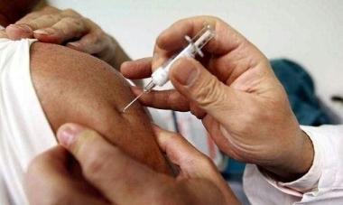 Una vaccinazione e il dottor Marco Battaglini, responsabile del dipartimento prevenzione dellAsl 6 