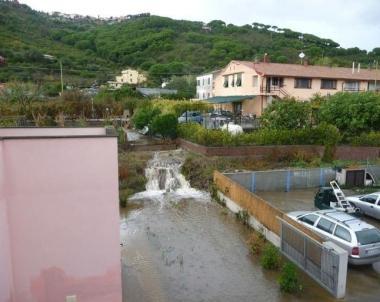 Strade allagate nella zona delle case popolari  