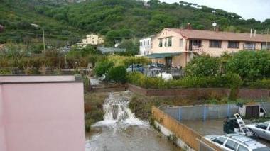 Strade allagate nella zona delle case popolari