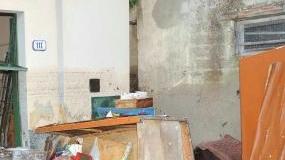 Mobili, attrezzi, materassi danneggiati coperti dal fango che adesso dovranno essere smaltiti in discarica