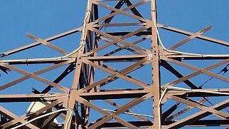 Blitz per riparare la croce