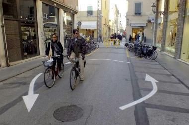 Lo strano segnale in via Pascoli 