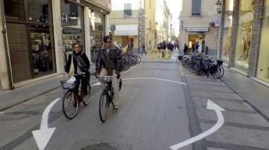 Lo strano segnale in via Pascoli