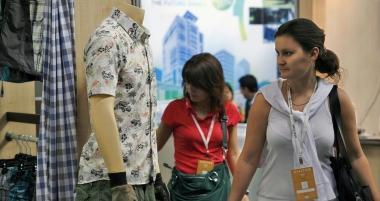 Lo stand di una ditta di abbigliamento 