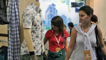 Lo stand di una ditta di abbigliamento