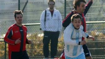 Un’azione di gioco nel campionato di calcio Uisp