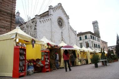 Il mercatino di Natale in centro a Pietrasanta     