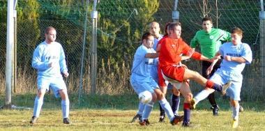 LArci Cotone nellarea difesa avversaria perde il pallone 