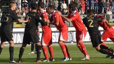 <b>GRINTA</b> Marco Crimi ha giocato tutta la partita che lUnder 21 ha vinto contro lUngheria A sinistra una curiosa immagine del match di domenica con il Varese 