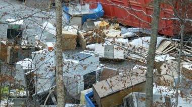 Frigoriferi e altro materiale scaricato nelle scarpate