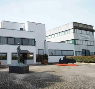 Ok dal Comune alla costruzione di un nuovo capannone per lazienda di via Corticella Qui accanto Gianni e David Overi     