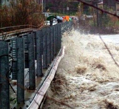 Immagine emblematica della forza del Magra durante lalluvione dello scorso 25 ottobre  
