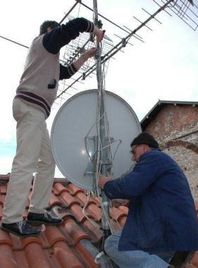 <b>RIVOLUZIONE.</b> Antennisti al lavoro 