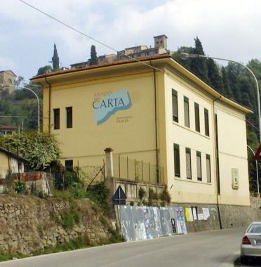 Sopra il museo della carta In alto uno scorcio della montagna 