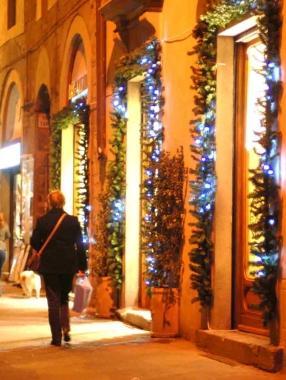 Luci di Natale nelle vie dei negozi 