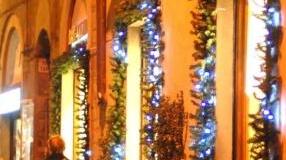 Luci di Natale nelle vie dei negozi