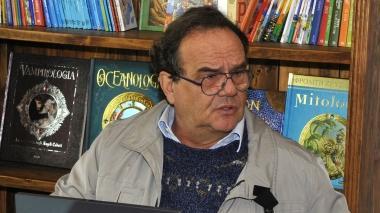 <b>RIFIUTI. </b>A sinistra Barocci delle associazioni sopra una serie di cassonetti condominiali per il porta a porta