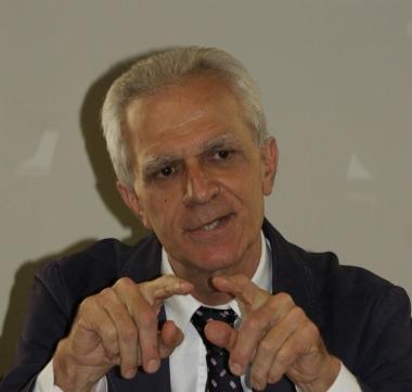Bruno Cravedi, direttore generale dellAsl 4. A fianco il gruppo di studenti che andr&agrave; in India e i promotori 