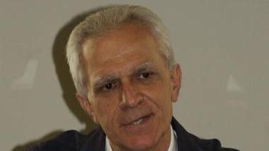 Bruno Cravedi, direttore generale dell’Asl 4. A fianco il gruppo di studenti che andrà in India e i promotori