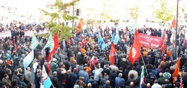 Oltre quattromila al corteo organizzato dai sindacati Fim, Fiom e Uil Piazza Gramsci strapiena durante il comizio finale Anche i negozi hanno chiuso le saracinesche Centinaia di studenti hanno animato la sfilata con i loro coloriti slogan                