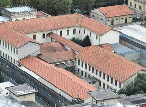 Assale con una spranga il portone del carcere