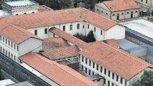 Assale con una spranga il portone del carcere